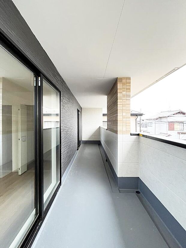 【バルコニー】～Balcony～　南向きのバルコニーの前には雲以外に太陽を遮るものがありません。お洗濯物も乾きやすく、何より明るく気持ちのいい光が入ってきます。使いやすく開放的なバルコニーです♪