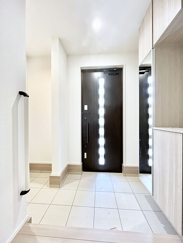 【玄関】～Entrance～　家の中でお客様を迎える最初の場所である玄関は、家の印象そのものです！豊富な玄関収納で、常に綺麗に保つことが出来ます♪玄関にはたっぷり収納の下駄箱を完備！