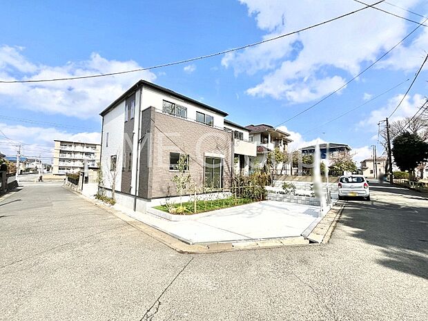 【前面道路含む現地写真】~Exterior~ 前面道路:西 5m 公道、南 5m 公道 住宅地になっているので車量も少なく、静かな立地です。子育て環境も良好です♪♪周辺環境もあわせてご案内させて頂きます。