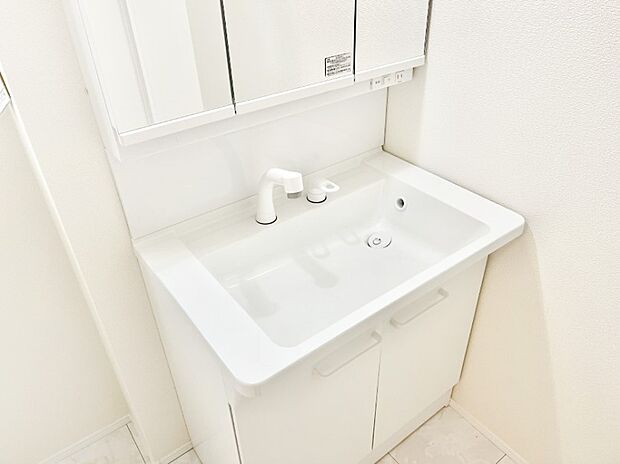 【その他設備(シャワー水栓洗面化粧台)】◆A号棟◆ハンドシャワー付き！使いやすい洗面台。