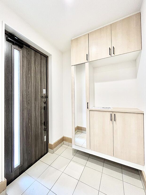 【玄関】~Entrance~ 下駄箱ミラー付なので、お出かけ前の身だしなみチェックに◎♪玄関はお客様をお出迎えする一番最初の場所、帰ってくる時に入る最初の場所。そんな場所だからこそ、より良い空間に…♪