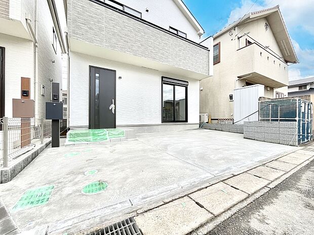 【駐車場】~Parking~ 嬉しいコンクリート仕上げのカースペース。雨の日も足元を気にせず外出できます。空いたスペースには、花や緑で彩るガーデニングもオススメです。