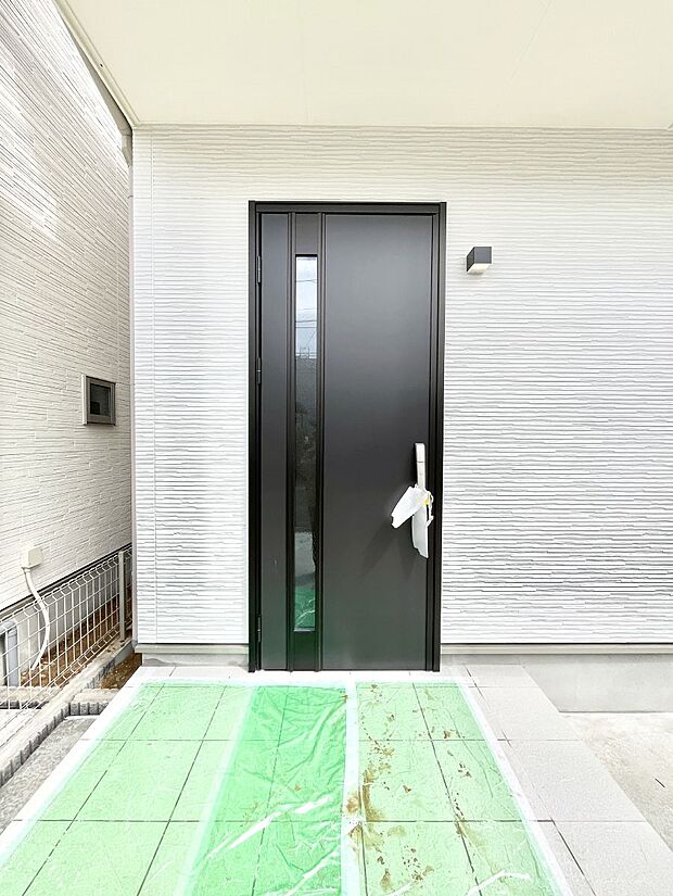 【玄関】~Entrance~ 玄関は、お客さんをお迎えする場であり、家族が出入りする場でもあるので「おうちの顔」とも呼ばれる重要な場所!すっきりと明るく、いつでもお客様をお出迎えできるような設計をしました!