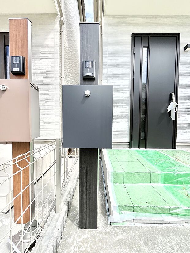 【その他現地】シンプルデザインのポスト。