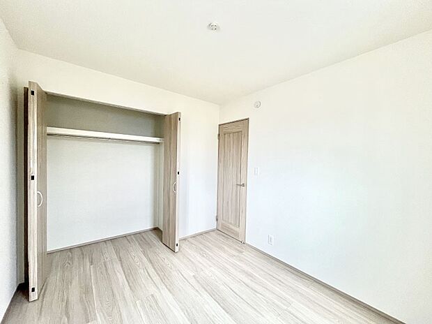 【寝室】~Bed Room~ 全居室には収納クローゼットを完備!普段使いのお洋服や小物はもちろん、季節物のお洋服などもしっかりと整理整頓おしまい頂けます。 居室空間を広く使用できますね。