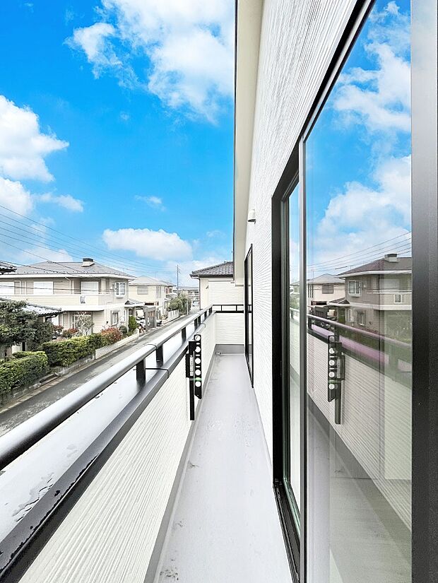 【バルコニー】~Balcony~ バルコニーは温かい陽がさしこみ、お布団や洗濯物を気持ちよく干すことができます。 使いやすく開放的なバルコニーです♪陽ざしがたっぷり降り注ぐ、バルコニー付き住まい。