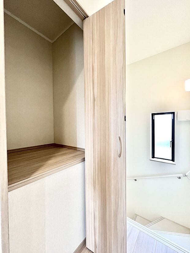 【その他設備(廊下収納)】廊下収納。掃除道具や季節の小物を収納することができます。