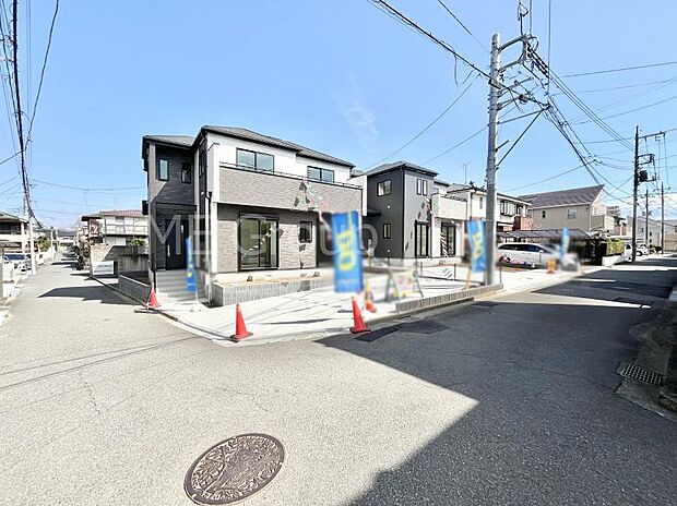 【前面道路含む現地写真】~Exterior~ 前面道路:南西 4m 公道、北西 4m 公道 低層の一戸建てを中心とした街並みが整然と続き、周辺は高い建物が建っていないので、緑の多い閑静な趣を感じる環境です。