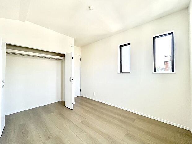 【寝室】◆A号棟◆~Bed Room~ 全居室には収納クローゼットを完備!普段使いのお洋服や小物はもちろん、季節物のお洋服などもしっかりと整理整頓おしまい頂けます。 居室空間を広く使用できますね。