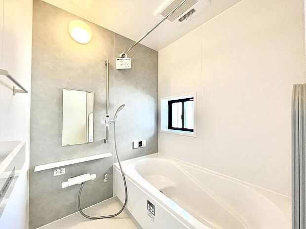 【浴室】◆A号棟◆~Bath Room~ 窓付きのバスルームは、採光もあり明るく気持ちの良い空間です。窓があることで、換気環境も良好。ゆったり寛げるバスルームで、毎日のバスタイムが楽しみになりそうです。
