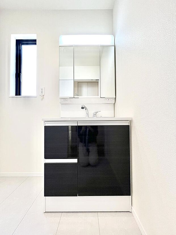 【洗面台・洗面所】◆A号棟◆~Dressing Room~ 暗くなりがちな洗面所も窓があると採光と換気が可能なので気持ちよくお使い頂けます。三面鏡タイプの洗面台は鏡裏収納で散らかりがちな洗面所もスッキリ♪