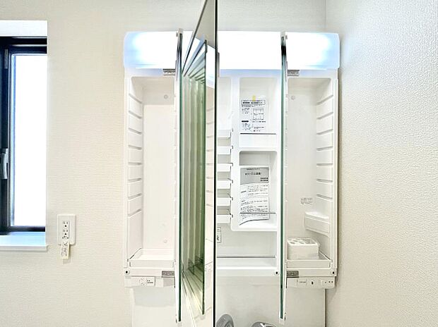 【その他設備(三面鏡裏収納)】◆A号棟◆三面鏡の裏に、化粧品や衛生用品などを収納可能。洗面台をすっきりと保ちます!