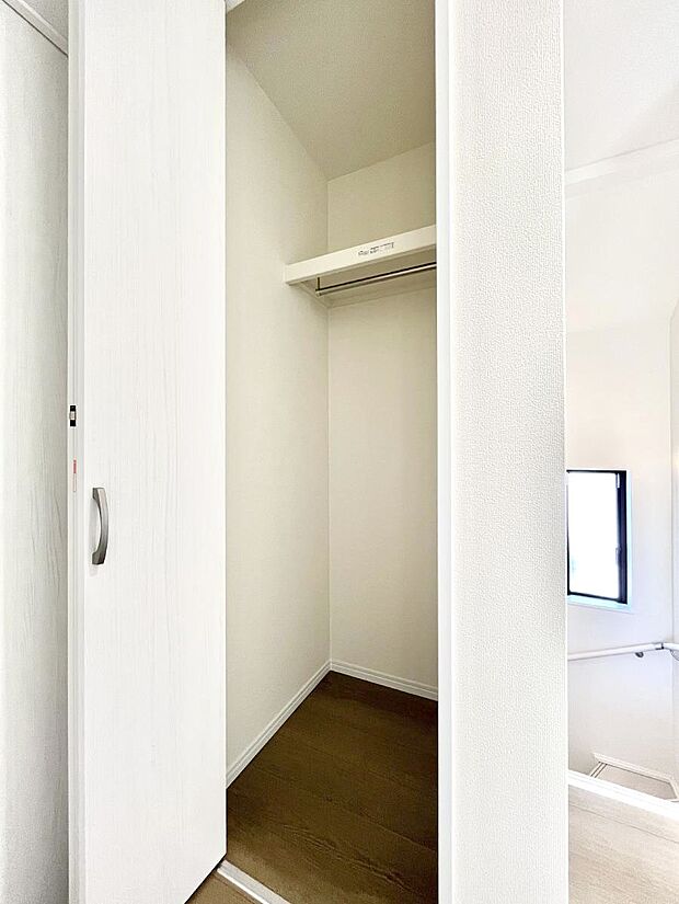 【その他設備(廊下収納)】◆A号棟◆廊下収納。掃除道具や季節の小物を収納することができます。