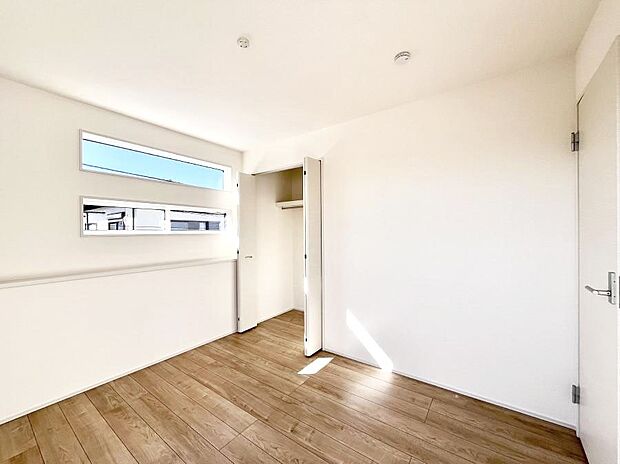 【寝室】◆1号棟◆～Bed Room～ 全居室には収納クローゼットを完備！普段使いのお洋服や小物はもちろん、季節物のお洋服などもしっかりと整理整頓おしまい頂けます。 居室空間を広く使用できますね。