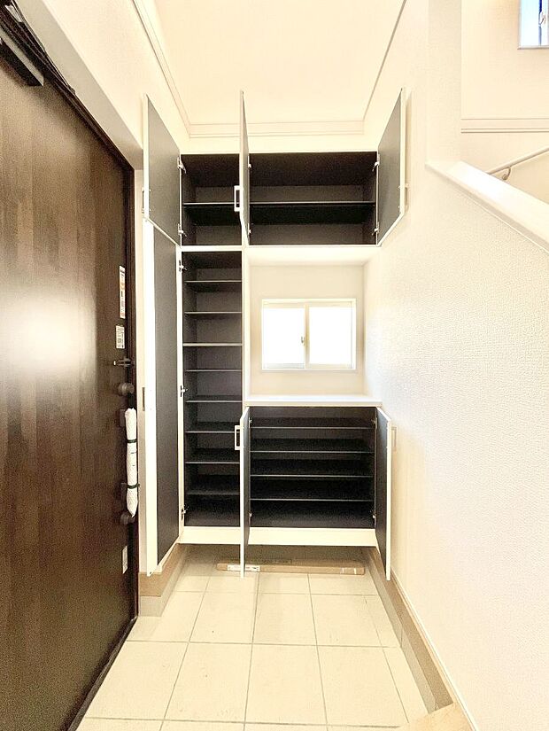 【その他設備(シューズボックス)】◆1号棟◆たっぷり収納できるシューズボックスで家族全員の靴も、玄関すっきり。