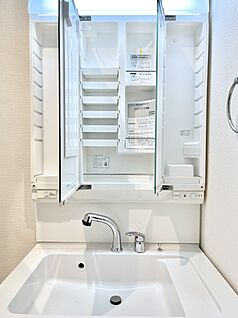 その他設備(三面鏡裏収納)