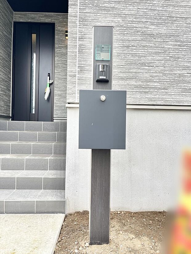 【その他現地】◆2-B号棟◆表札・インターホン・ポストをひとつに集約。エントランスになじむシンプルデザイン。