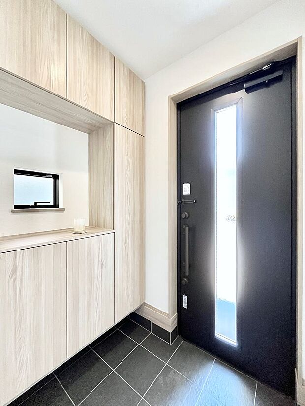 【玄関】~Entrance~ 家の中でお客様を迎える最初の場所である玄関は、家の印象そのものです!豊富な玄関収納で、常に綺麗に保つことが出来ます♪玄関にはたっぷり収納の下駄箱を完備!