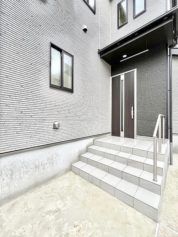 【玄関】~Entrance~ 玄関は、お客さんをお迎えする場であり、家族が出入りする場でもあるので「おうちの顔」とも呼ばれる重要な場所!すっきりと明るく、いつでもお客様をお出迎えできるような設計をしました!