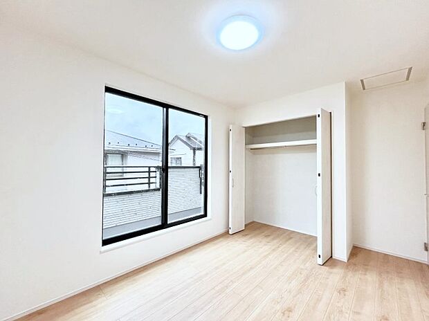 【寝室】~Bed Room~ 全居室には収納クローゼットを完備!普段使いのお洋服や小物はもちろん、季節物のお洋服などもしっかりと整理整頓おしまい頂けます。 居室空間を広く使用できますね。