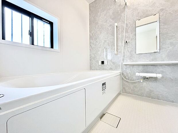 【浴室】~Bath Room~ ゆったりと足を伸ばして入浴することが可能!一日の疲れを癒す貴重なバスタイムです。お子様とご一緒でも十分な広さなので、リビングとは違った家族団欒のひと時をお楽しみいただけます。
