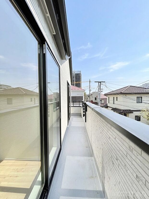 【バルコニー】~Balcony~ バルコニーは温かい陽がさしこみ、お布団や洗濯物を気持ちよく干すことができます。 使いやすく開放的なバルコニーです♪陽ざしがたっぷり降り注ぐ、バルコニー付き住まい。