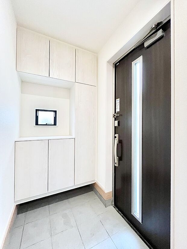 【玄関】~Entrance~ 家の中でお客様を迎える最初の場所である玄関は、家の印象そのものです!豊富な玄関収納で、常に綺麗に保つことが出来ます♪玄関にはたっぷり収納の下駄箱を完備!