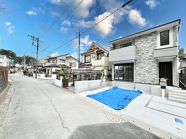【前面道路含む現地写真】~Exterior~ 前面道路は閑静な住宅地をはしる車通りの少ない道路。駐車の出し入れもらくらくです!ご不明点・現地見学のご希望は、お気軽にお問い合わせください!