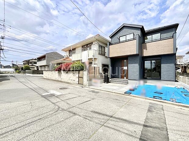 【前面道路含む現地写真】~Exterior~ 前面道路は閑静な住宅地をはしる車通りの少ない道路。駐車の出し入れもらくらくです!ご不明点・現地見学のご希望は、お気軽にお問い合わせください!