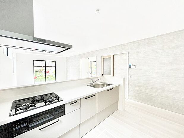 【ダイニングキッチン】~Kitchen~ リビングが見渡せるカウンターキッチン。 料理をしながら家族とコミュニケーションをとれるだけでなく、大きな開放感も得ることができます。 お子様の成長も感じることができますね!