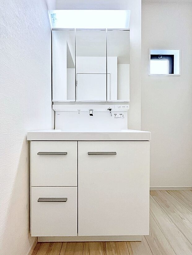 【洗面台・洗面所】~Dressing Room~ 清潔感溢れる色合いで統一されていると、スッキリと整った印象をうけます。 鏡の裏にはたっぷりと収納スペースを標準装備! 水廻りは、シンプルかつ機能性を重視して。