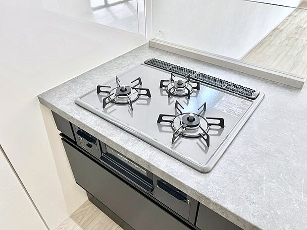 【その他設備(Siセンサーコンロ)】ガスコンロはSiセンサー搭載。火力調節や焦げ付き・消し忘れも防いでくれます。