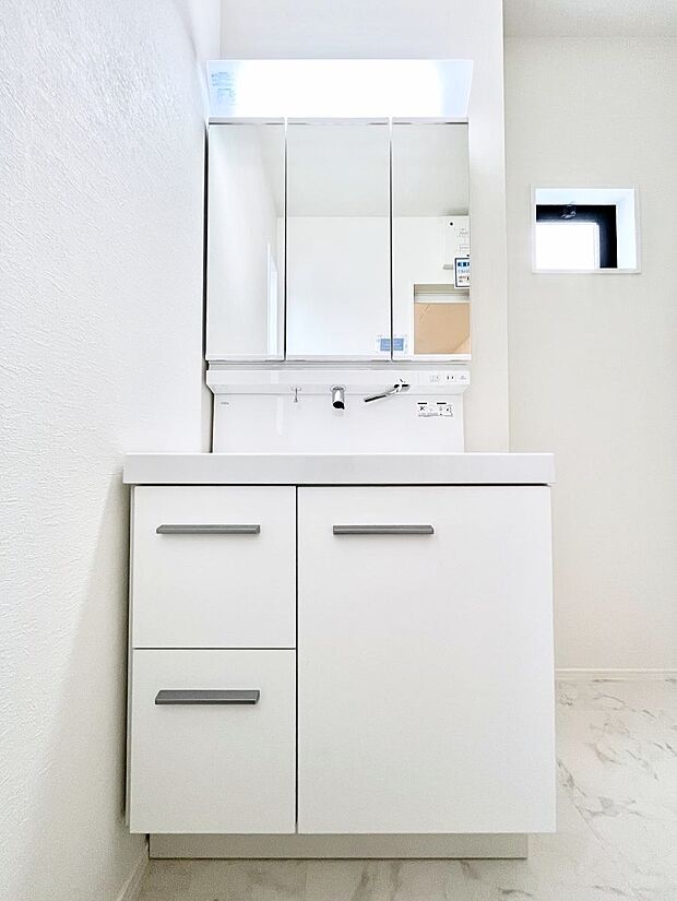 【洗面台・洗面所】大きく見やすい三面鏡で清潔感ある洗面台は、身だしなみチェックや肌のお手入れにおすすめです。