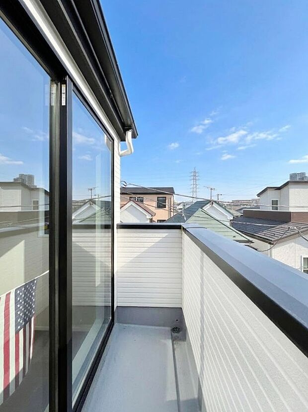 【バルコニー】暖かな陽光が降り注ぐバルコニーはお洗濯におすすめ。爽やかな風も心地よいです。