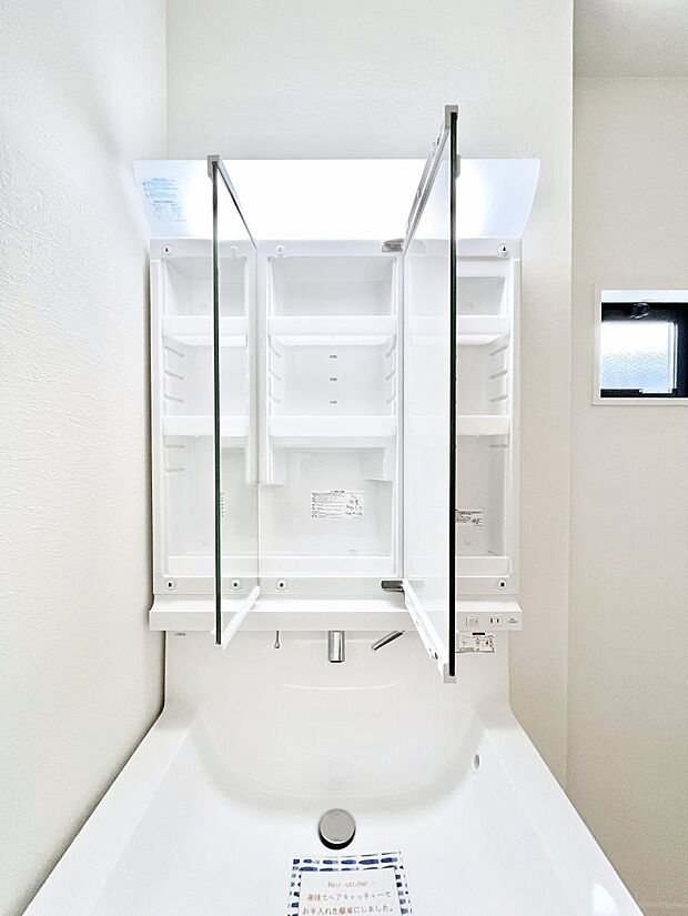 【その他設備(三面鏡裏収納)】三面鏡の裏に、化粧品や衛生用品などを収納可能。洗面台をすっきりと保ちます!