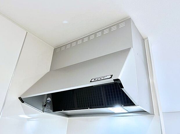 【その他設備(レンジフード)】◆1号棟◆基本的なお手入れはフィルターのみ!お手入れのしやすさも魅力です。