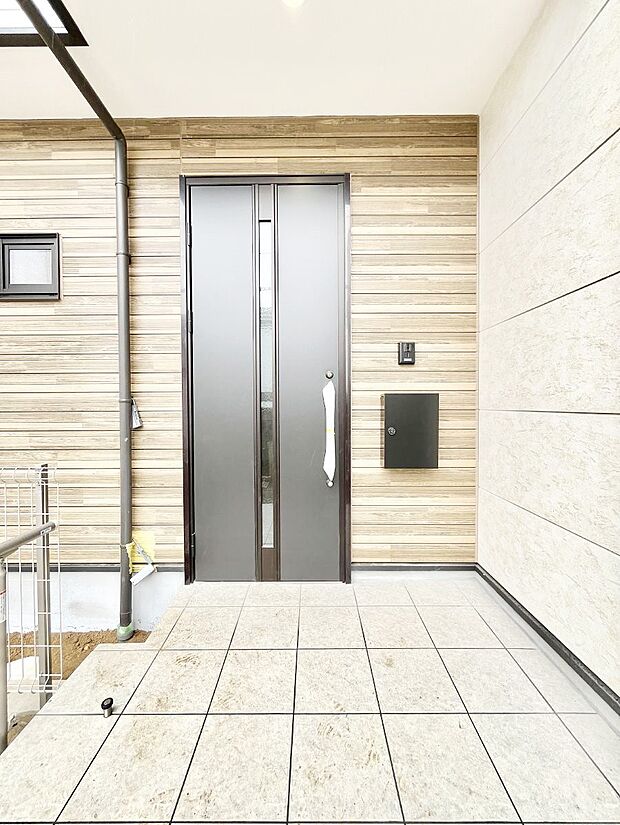 【玄関】~Entrance~ 玄関は、お客さんをお迎えする場であり、家族が出入りする場でもあるので「おうちの顔」とも呼ばれる重要な場所!すっきりと明るく、いつでもお客様をお出迎えできるような設計をしました!
