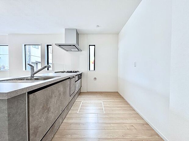 【ダイニングキッチン】～Kitchen～　自然光が入る窓のあるキッチン☆毎日使う場所だからこそ、使い勝手を考慮しました。ゆったりとしたキッチンコーナーは質感豊かな仕上がりとなっております。