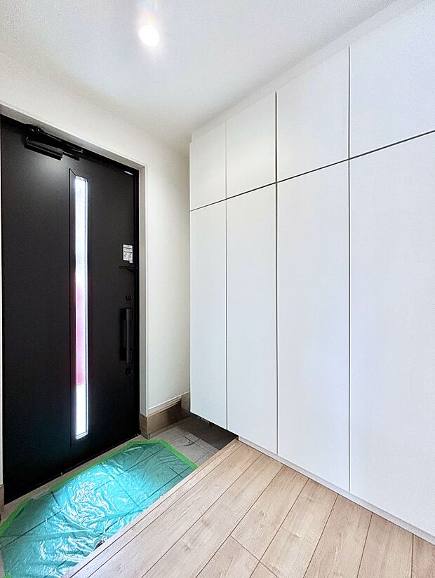 【玄関】～Entrance～　家の中でお客様を迎える最初の場所である玄関は、家の印象そのものです！豊富な玄関収納で、常に綺麗に保つことが出来ます♪玄関にはたっぷり収納の下駄箱を完備！