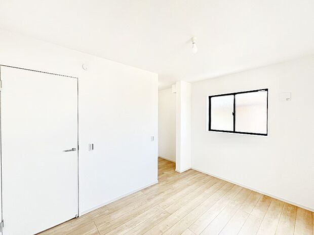 【寝室】~Bed Room~ 「今日も一日お疲れ様」とご夫婦でゆったりくつろげる寝室。毎日の家事やお仕事に疲れた日はフカフカのベットで癒されてください。テレビや本棚をおいても快適な広さが自慢♪