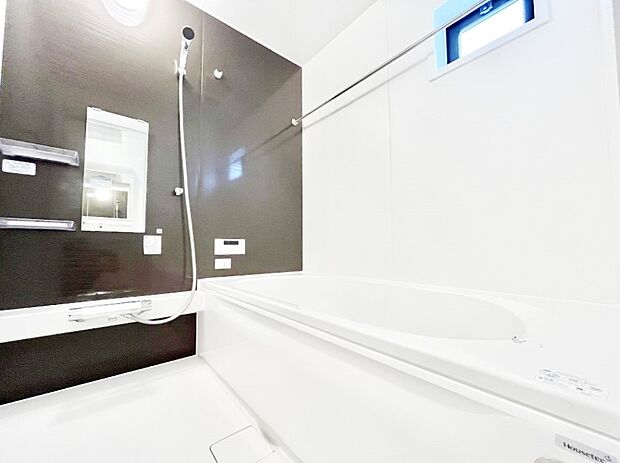 【浴室】~Bath Room~ 落ち着いた雰囲気の浴室で明日に向けてリフレッシュ。浴室乾燥機能も付いているので隣の洗濯機置き場で洗い上がった洗濯物を、雨の日も天気を気にせず乾燥させることも可能です。