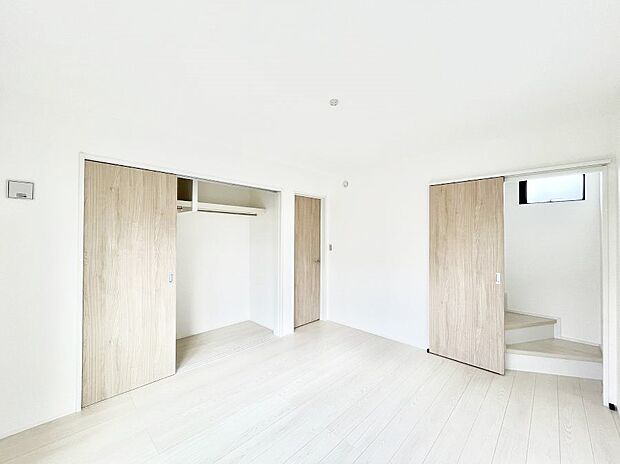 【寝室】~Bed Room~ 木の温もりがやさしいフローリングは安らぎをもたらすプライベート空間。明るめのフローリングですので、壁紙ともマッチし、お部屋を更に広く見せてくれる効果も。