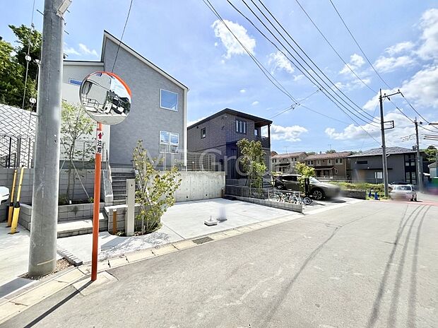 【前面道路含む現地写真】～Exterior～　前面道路は閑静な住宅地をはしる車通りの少ない道路。駐車の出し入れもらくらくです！ご不明点・現地見学のご希望は、お気軽にお問い合わせください！