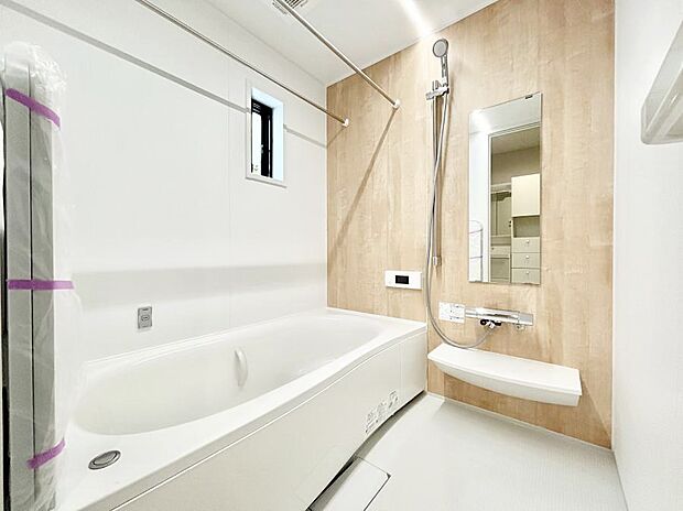 【浴室】~Bath Room~ 落ち着いた雰囲気の浴室で明日に向けてリフレッシュ。浴室乾燥機能も付いているので隣の洗濯機置き場で洗い上がった洗濯物を、雨の日も天気を気にせず乾燥させることも可能です。