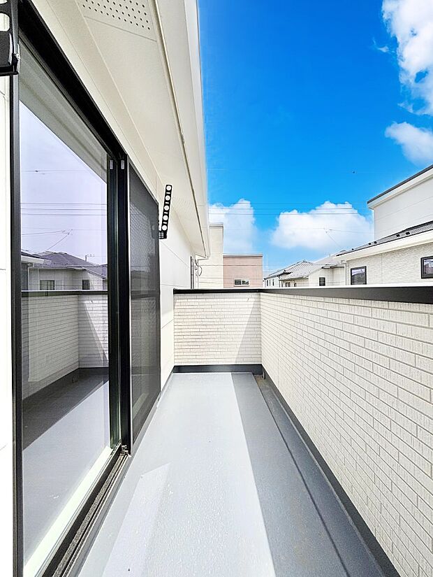 【バルコニー】~Balcony~ バルコニーは温かい陽がさしこみ、お布団や洗濯物を気持ちよく干すことができます。 使いやすく開放的なバルコニーです♪陽ざしがたっぷり降り注ぐ、バルコニー付き住まい。