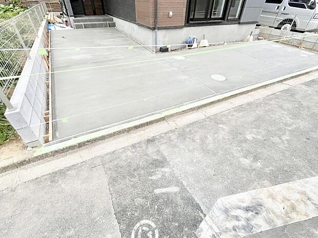 【駐車場】～Parking～　駐車場２台置けます！(車種による)自転車置き場や物置場として、お子様の遊ぶスペースとして、ゆとりある敷地だからこそ可能な多用途にご利用いただけるスペースです。