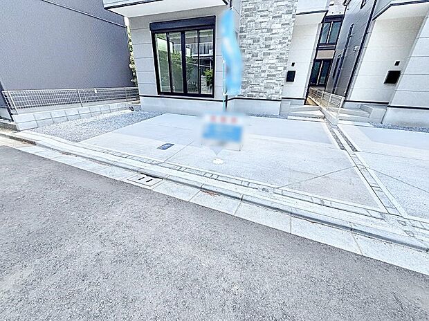 【駐車場】~Parking~ 駐車場2台置けます!(車種による)自転車置き場や物置場として、お子様の遊ぶスペースとして、ゆとりある敷地だからこそ可能な多用途にご利用いただけるスペースです。