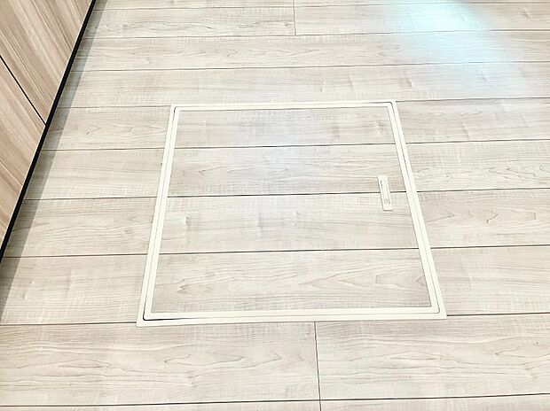 【その他設備(床下収納)】床下収納付き！日用品・非常用品の収納にも大活躍。
