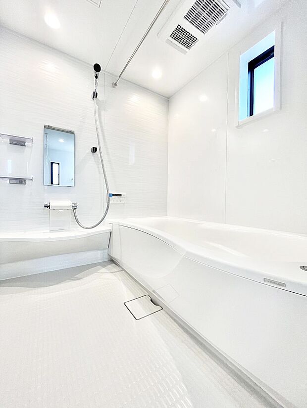 【浴室】～Bath Room～　ゆったりと足を伸ばして入浴することが可能！一日の疲れを癒す貴重なバスタイムです。お子様とご一緒でも十分な広さなので、リビングとは違った家族団欒のひと時をお楽しみいただけます。