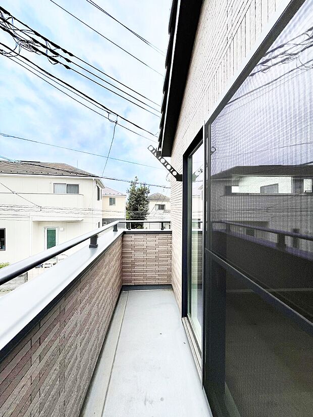【バルコニー】～Balcony～ バルコニーは温かい陽がさしこみ、お布団や洗濯物を気持ちよく干すことができます。 使いやすく開放的なバルコニーです♪陽ざしがたっぷり降り注ぐ、バルコニー付き住まい。 